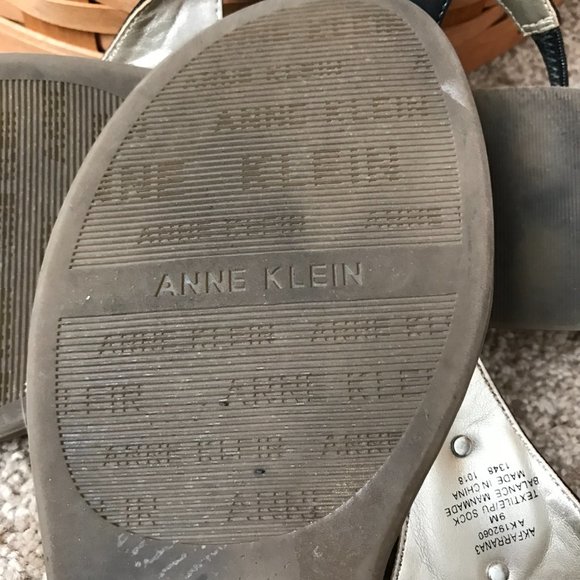 Anne Klein Black Flat Thong Sandals w/Goldtone Lion Logo Badge Size 9M - Picture 10 of 10